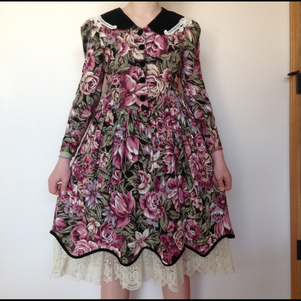 SOLD Vintage floral dress velvet collar long sleeves